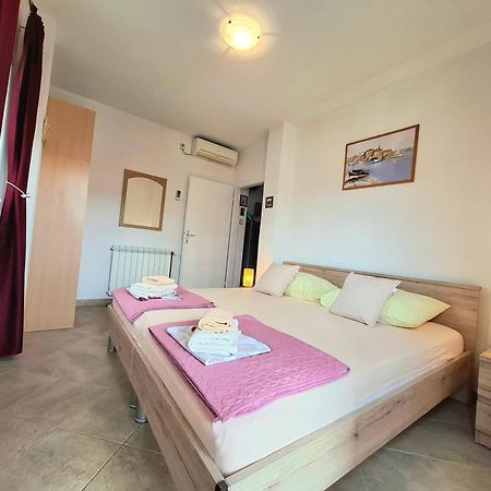 Cozy 1-Bedroom Apartment Near The Center Of Трогир Экстерьер фото