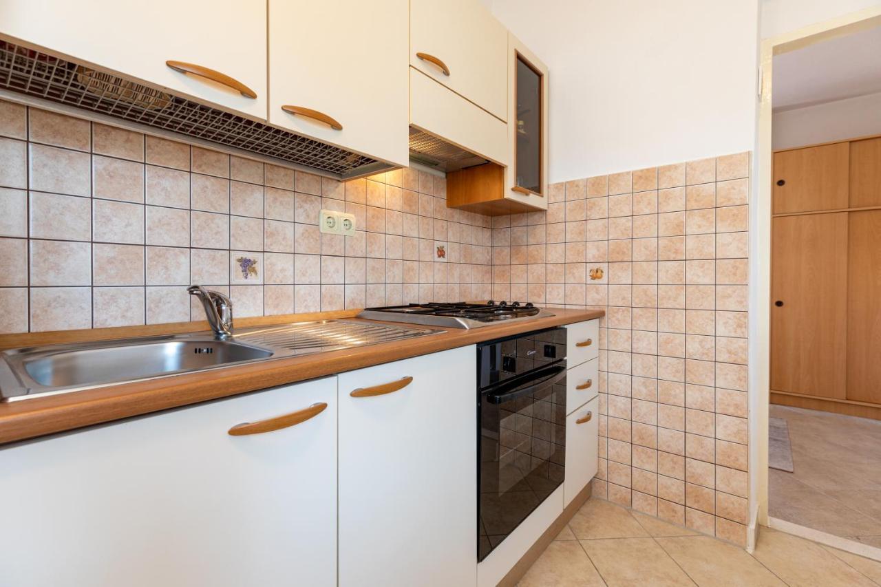 Cozy 1-Bedroom Apartment Near The Center Of Трогир Экстерьер фото