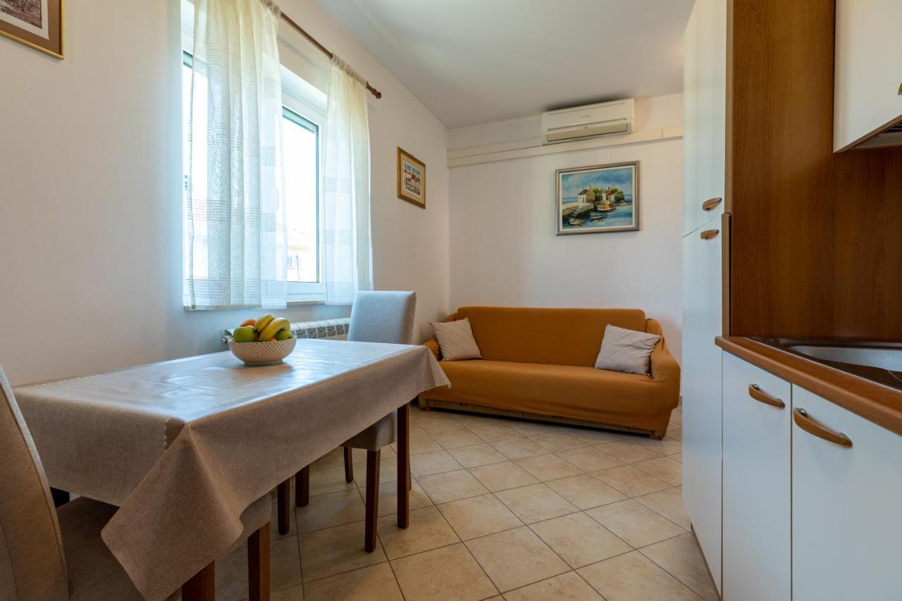Cozy 1-Bedroom Apartment Near The Center Of Трогир Экстерьер фото