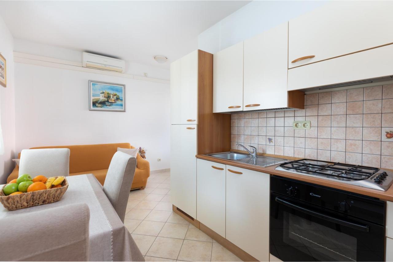 Cozy 1-Bedroom Apartment Near The Center Of Трогир Экстерьер фото
