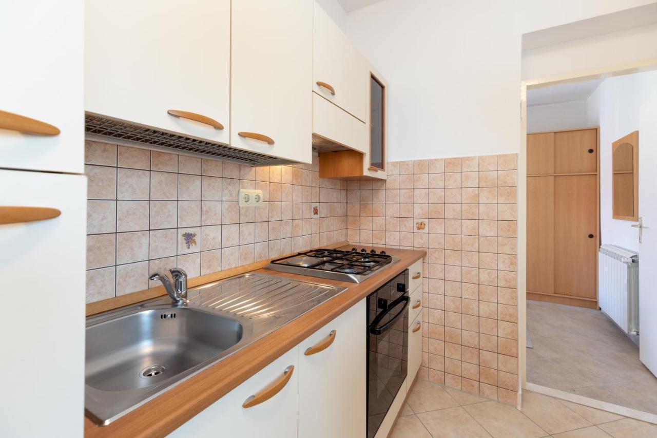Cozy 1-Bedroom Apartment Near The Center Of Трогир Экстерьер фото