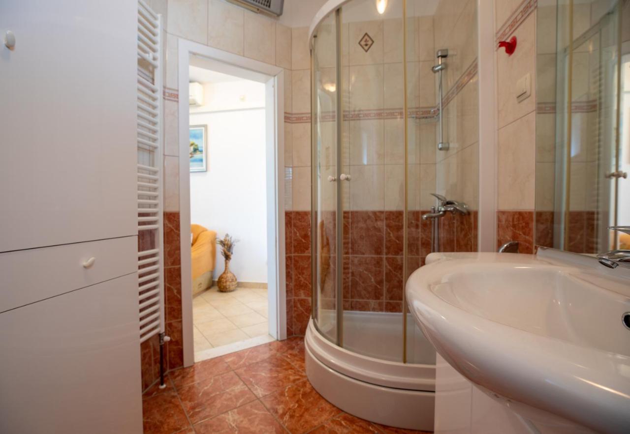 Cozy 1-Bedroom Apartment Near The Center Of Трогир Экстерьер фото