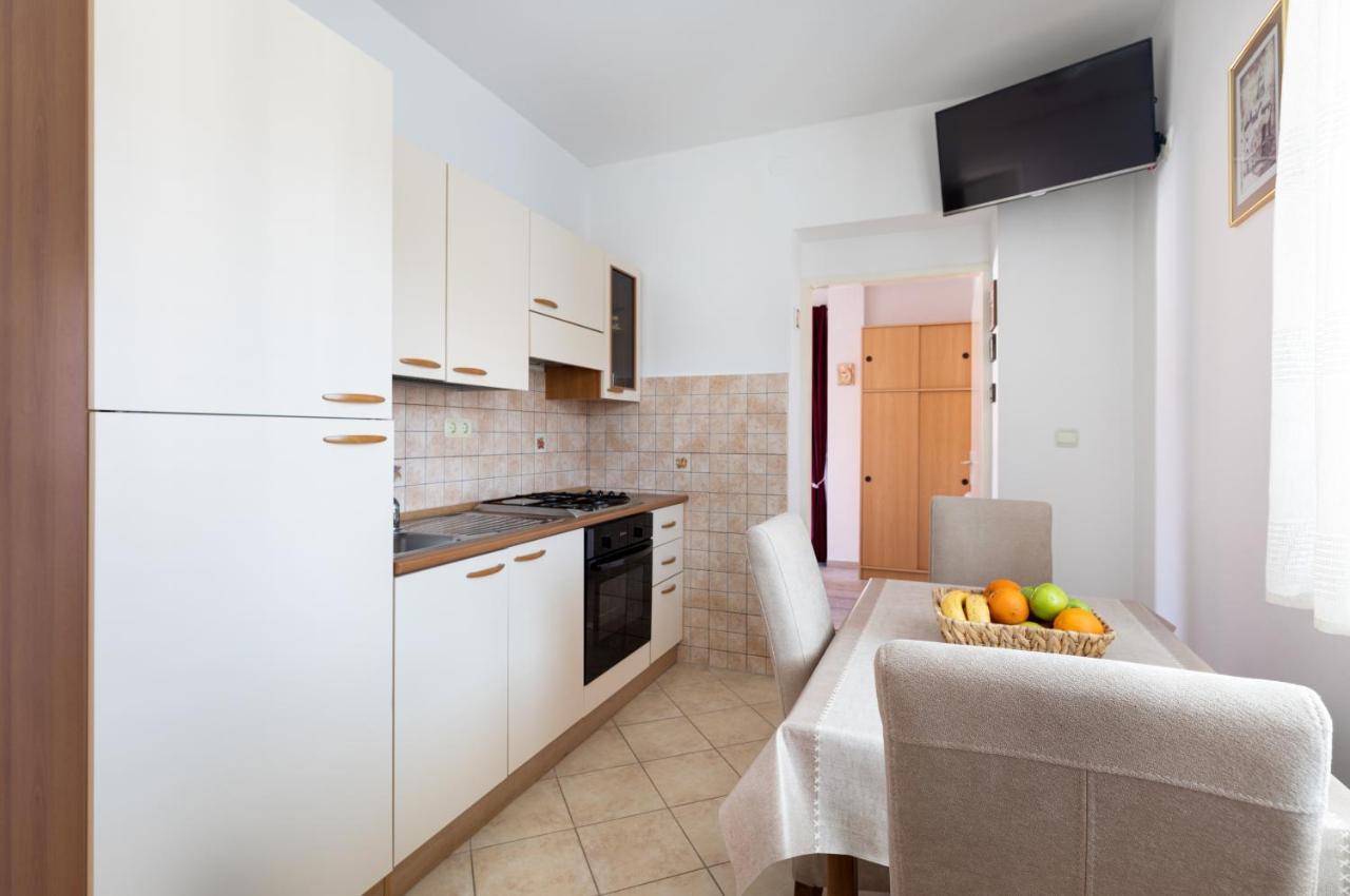 Cozy 1-Bedroom Apartment Near The Center Of Трогир Экстерьер фото