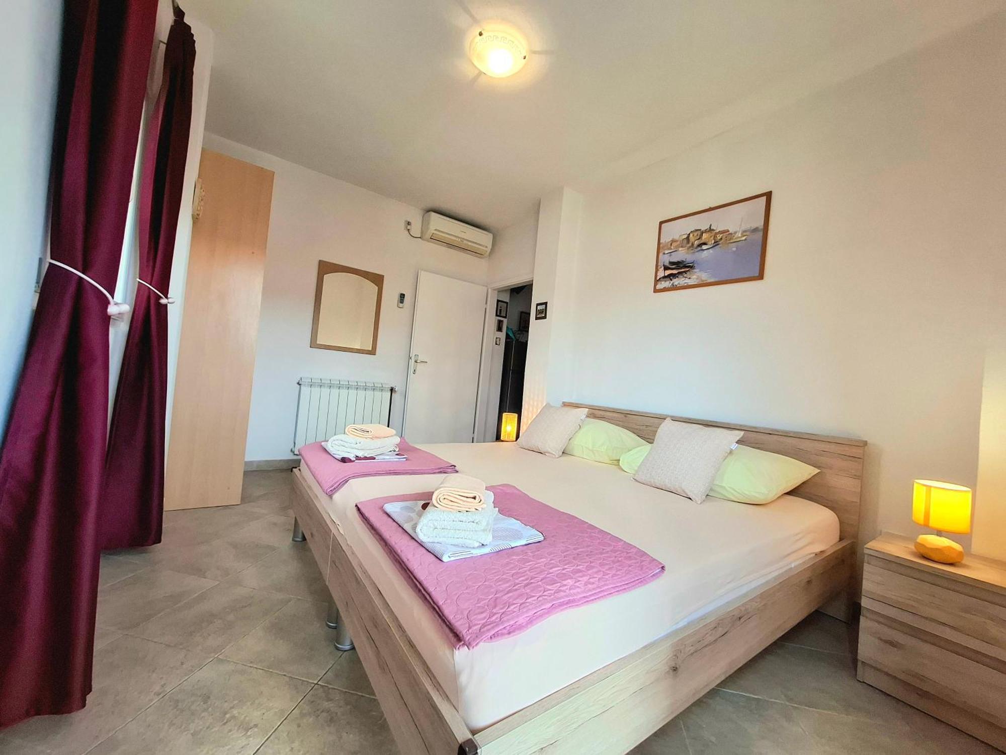 Cozy 1-Bedroom Apartment Near The Center Of Трогир Экстерьер фото